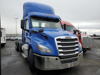  Salvage Freightliner Cascadia 1