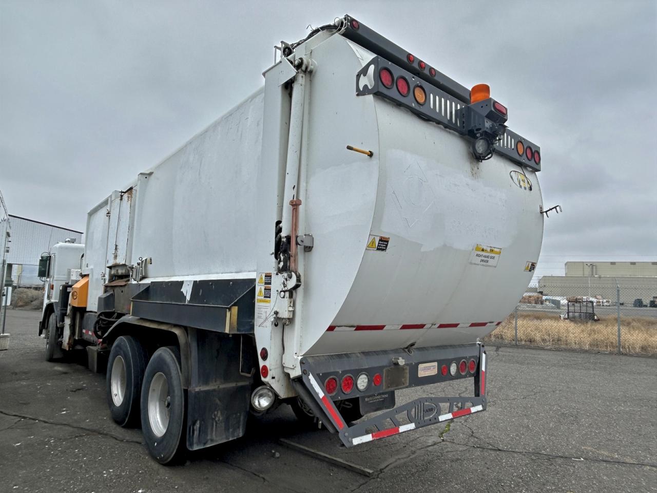 Peterbilt 320 Image 7