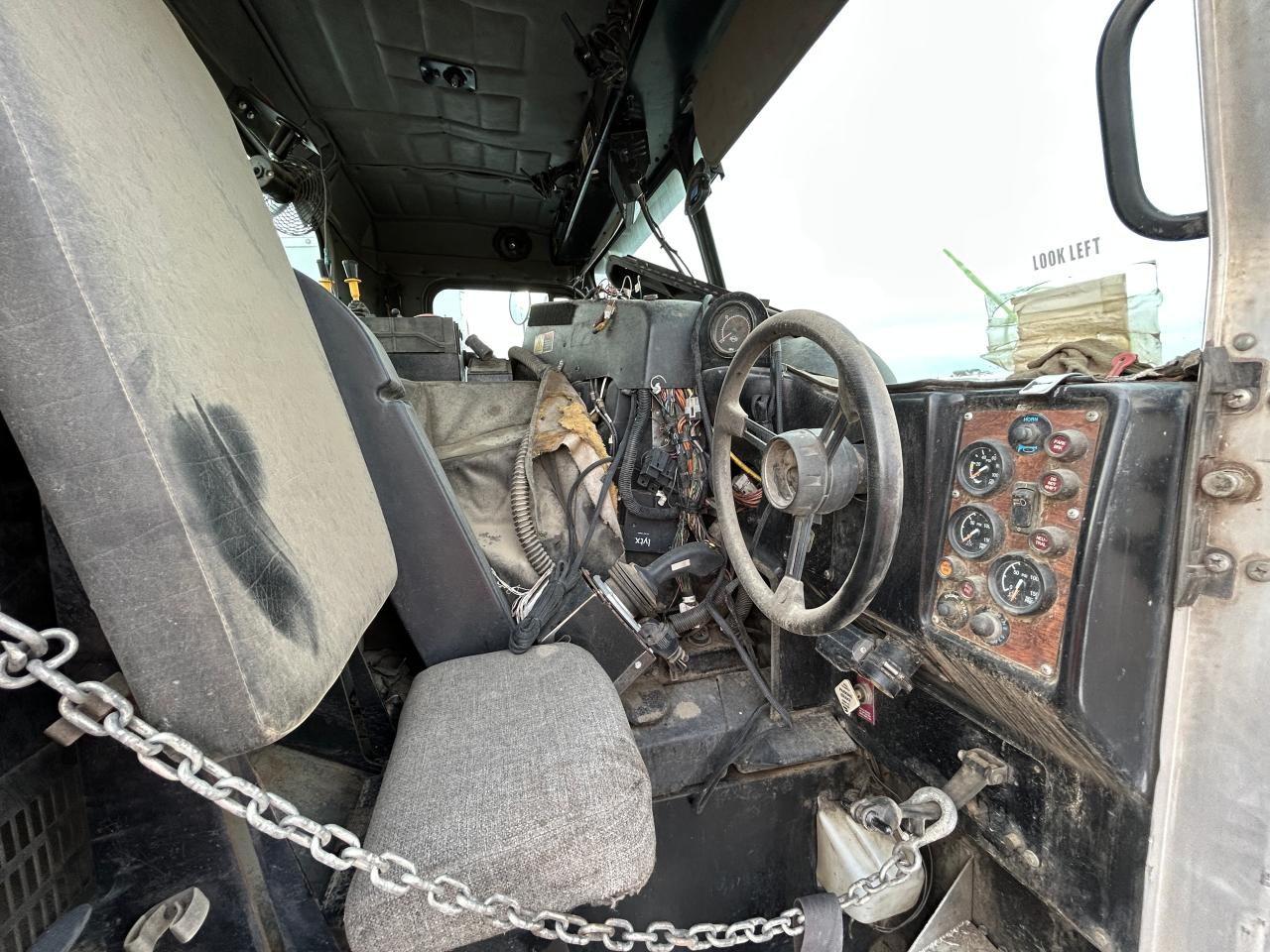 Peterbilt 320 Image 4