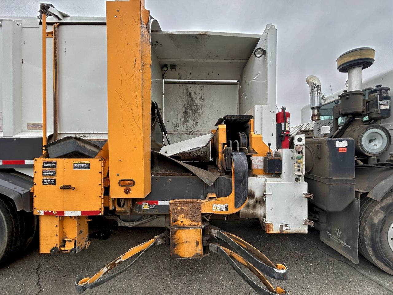 Peterbilt 320 Image 6